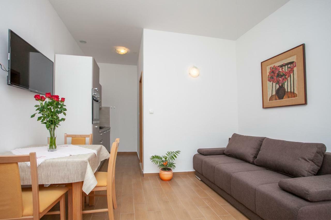 Ap Punta Next To Sandy Beach, Apartment With Garden Omiš Exteriör bild
