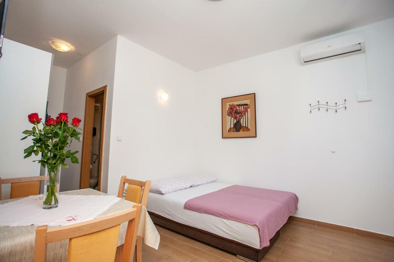 Ap Punta Next To Sandy Beach, Apartment With Garden Omiš Exteriör bild