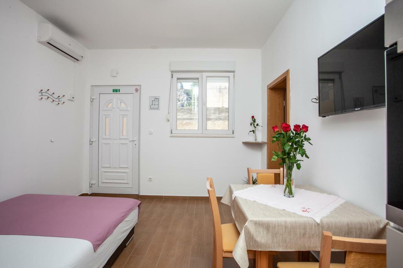Ap Punta Next To Sandy Beach, Apartment With Garden Omiš Exteriör bild