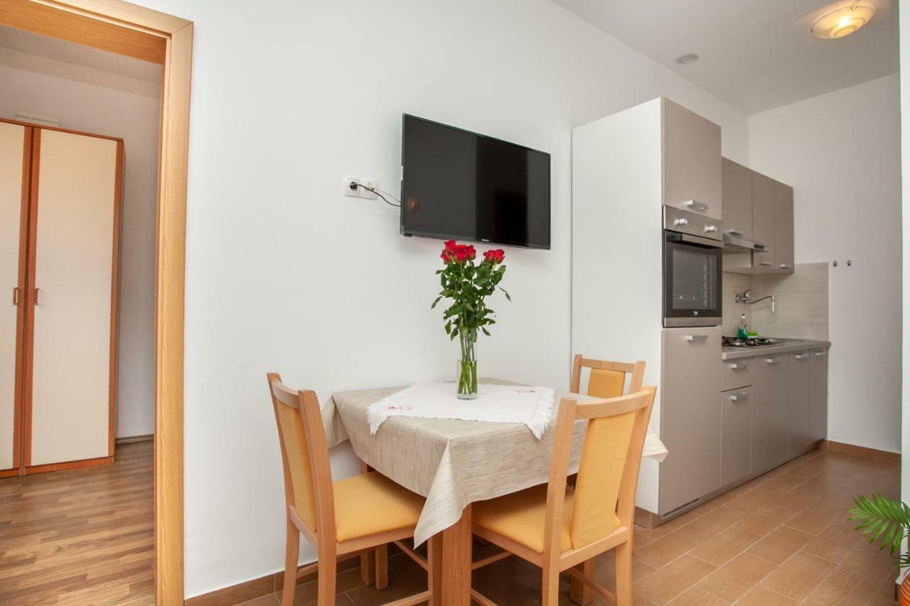 Ap Punta Next To Sandy Beach, Apartment With Garden Omiš Exteriör bild