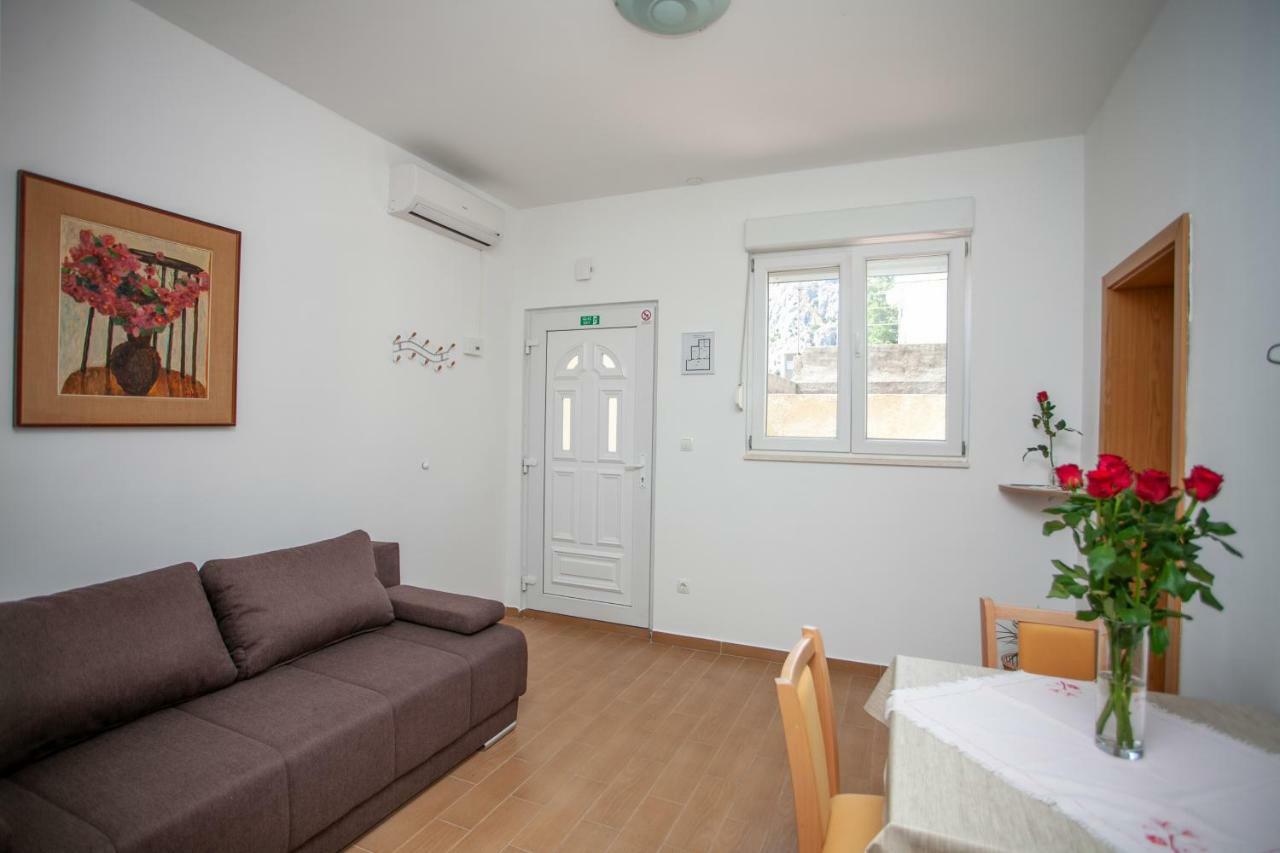 Ap Punta Next To Sandy Beach, Apartment With Garden Omiš Exteriör bild