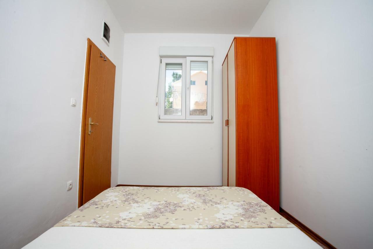 Ap Punta Next To Sandy Beach, Apartment With Garden Omiš Exteriör bild