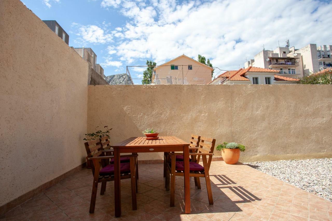 Ap Punta Next To Sandy Beach, Apartment With Garden Omiš Exteriör bild